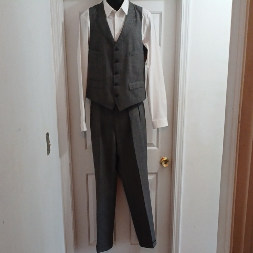 Classic Custom Men's Plaid Gray 3-Piece Suit, 42L / 36W x 32L - Picture 13 of 16